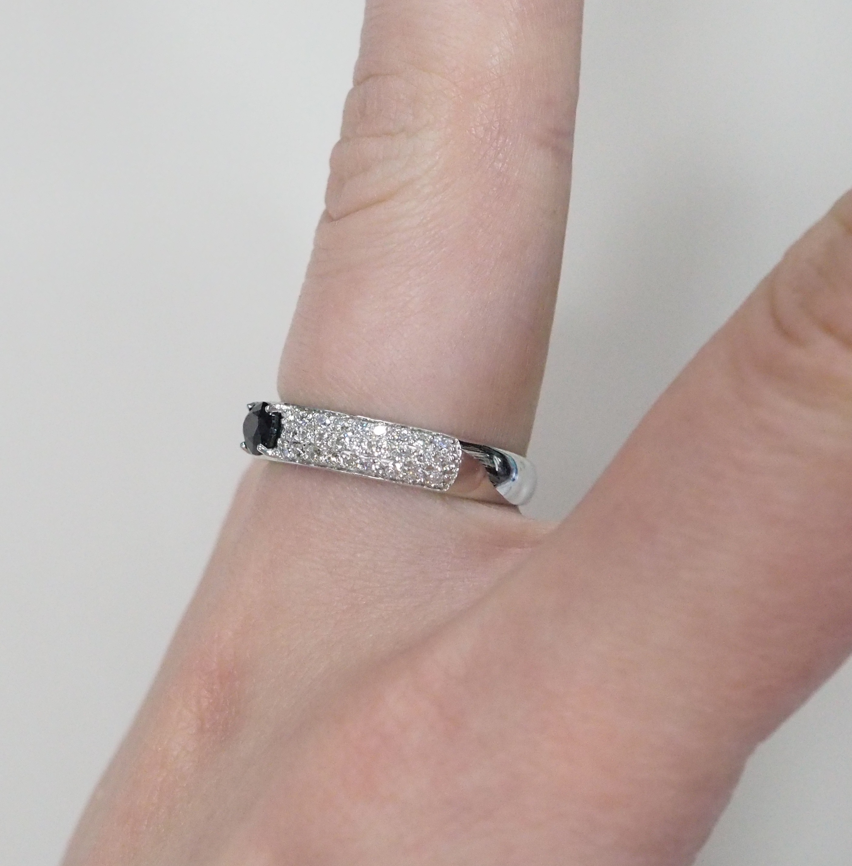 Кольцо из белого золота с сапфиром